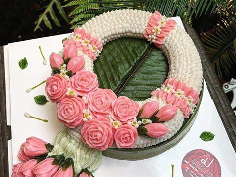 ขนมชั้นแต่งหน้าอาลัวพวงมาลัย (ฐานอาลัวใบตอง)  เลเวลเทพ