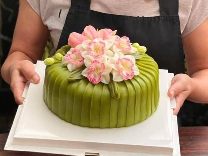 ขนมชั้นหุ้มอาลัวใบตอง แต่งหน้าดอกกล้วยไม้ และ ดอกทิวลิป 