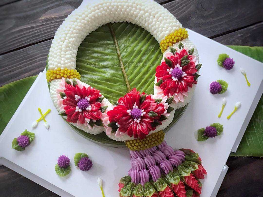 ขนมชั้นแต่งหน้าอาลัวพวงมาลัย (ฐานอาลัวใบตอง)